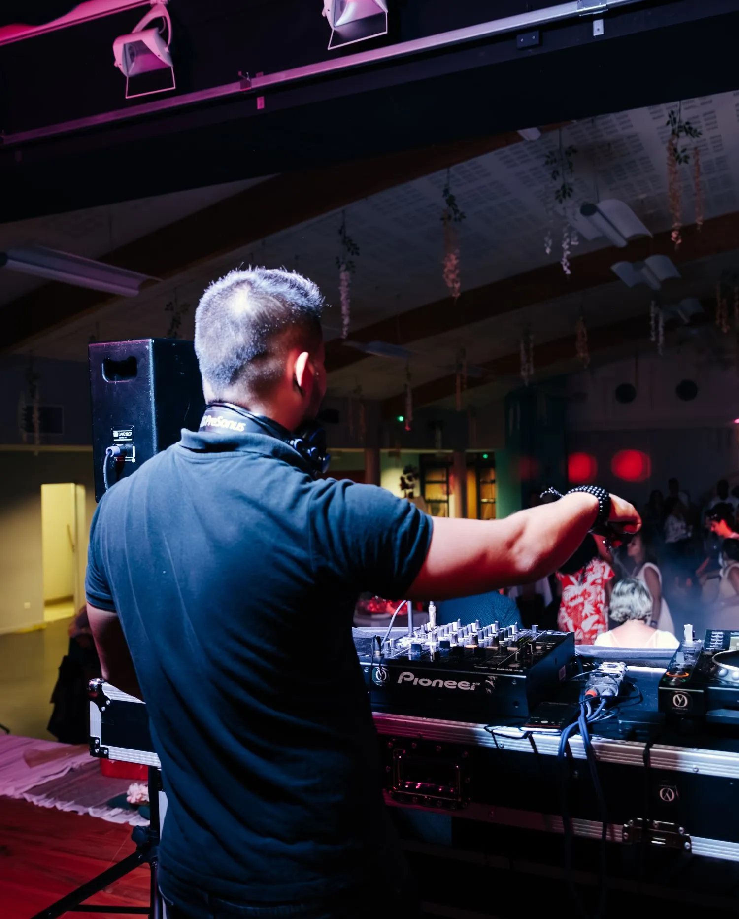 DJ Big Brothers aux platines pendant une réception de mariage